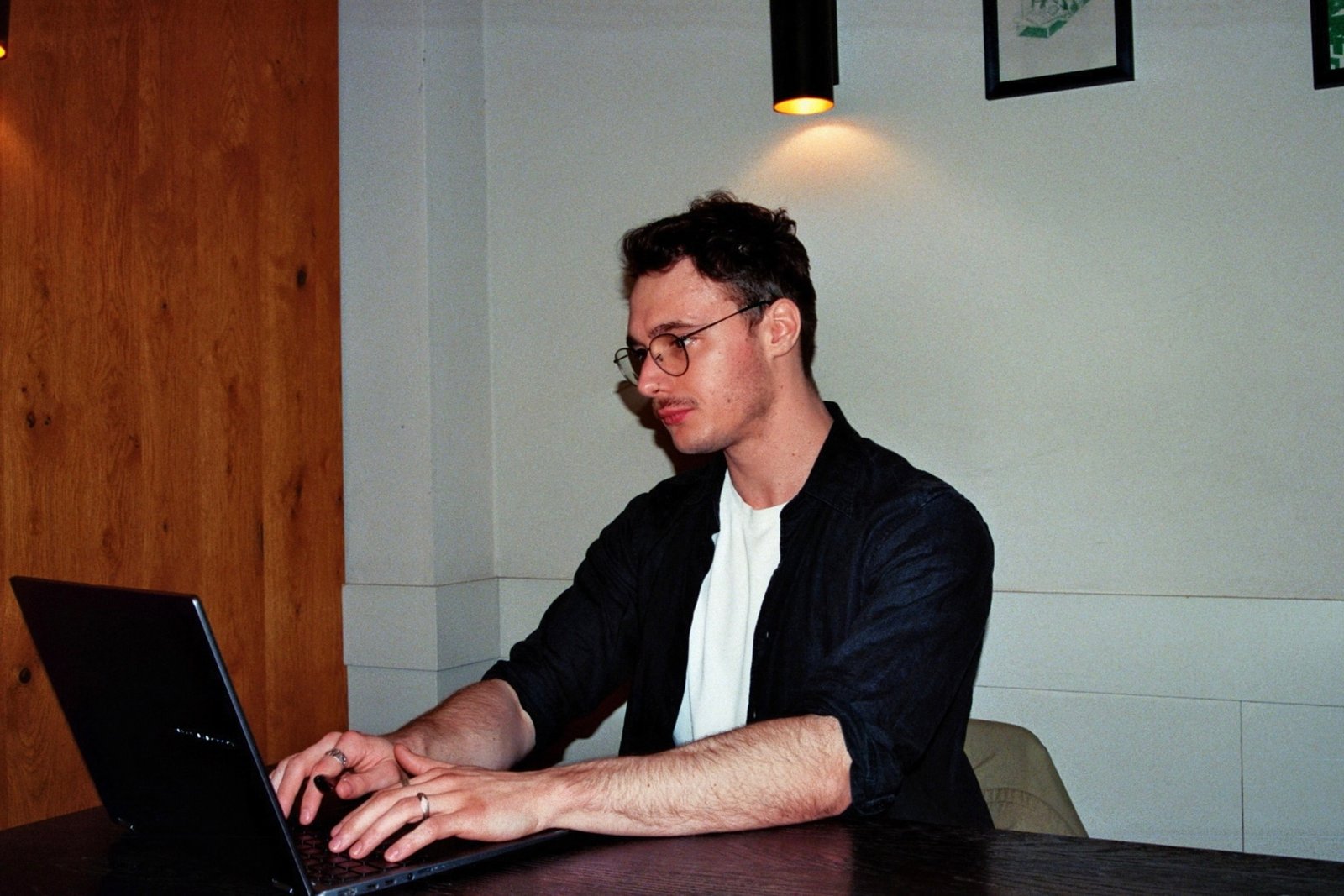 Merlijn Vermeire preparing an online Dutch lesson